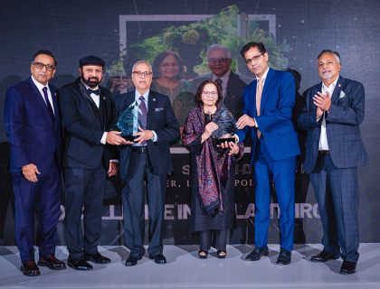 پاکستان چیمبر آف کامرسUSA کا سالانہ گالا 2025ہیوسٹن میں شاندار تقریب۔کاروباری اورمخیرحضرات کی شرکت۔چیمبر کے صدر عامر پپرانی نے 3سابہ کارکردگی رپورٹ پیش کی اور سینئرز سمیت پوری ٹیم کی انتھک محنت پر شکریہ ادا کیا،نمایاں خدمات انجام دینے والی شخصیات کو اعزازات سے نوازا ۔ہیوسٹن کے دو معروف اور سینئر صحافی شمیم سید اور جمیل صدیقی کو ان کی پیشہ وارنہ خدمات کوسراہااورایوارڈ دئیے گئے ، ہیوسٹن کراچی سسٹر سٹی ایسوسی ایشن کے صدر محمد سعید شیخ کو ان کی خدمات کے اعتراف کے طور پر لائیف ٹائم ایچیومنٹ ایوارڈ سے نوازا گیا ،پنجاب بینک کے CEO ظفر مسعود کو پاکستان کے بینکاری ،سماجی شعبے میں نمایاں کردار پر خصوصی اعزاز دیا گیا(تصویری جھلکیاں)