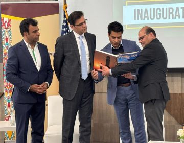 ہیوسٹن: انٹرنیشنل اکیڈمی آف لیٹرز یو ایس اے کے زیر اہتمام دو روزہ پاکستان لٹریچر فیسٹیول کا انعقاد کیا گیا ،اسماعیلی جماعت خانہ میں منعقد ہونے والے فیسٹیول کے پہلے دن گورنینس ان پاکستان مسائل سے حل تک کے عنوان پر فکری مباحثہ کا بھی اہتمام کیا گیا ،مباحثہ میں نامور ماہر مقررین بشمول سابق وفاقی وزیر فواد حسن فواد ، ممتاز پاکستانی امریکی ڈیموکریٹک رہنما طاہر جاوید ، بینک آف پنجاب کے صدر ظفر مسعود اور ماہر اقتصادیات ناصرہ زبیری نے حصہ لیا،نظامت کے فرائض نامور صحافی رضا رومی نے انجام دیئے دو روزہ فیسٹیول میں میوزک اور آرٹ کے پروگراموں سمیت مشاعرے کا بھی اہتمام کیا گیا تھا