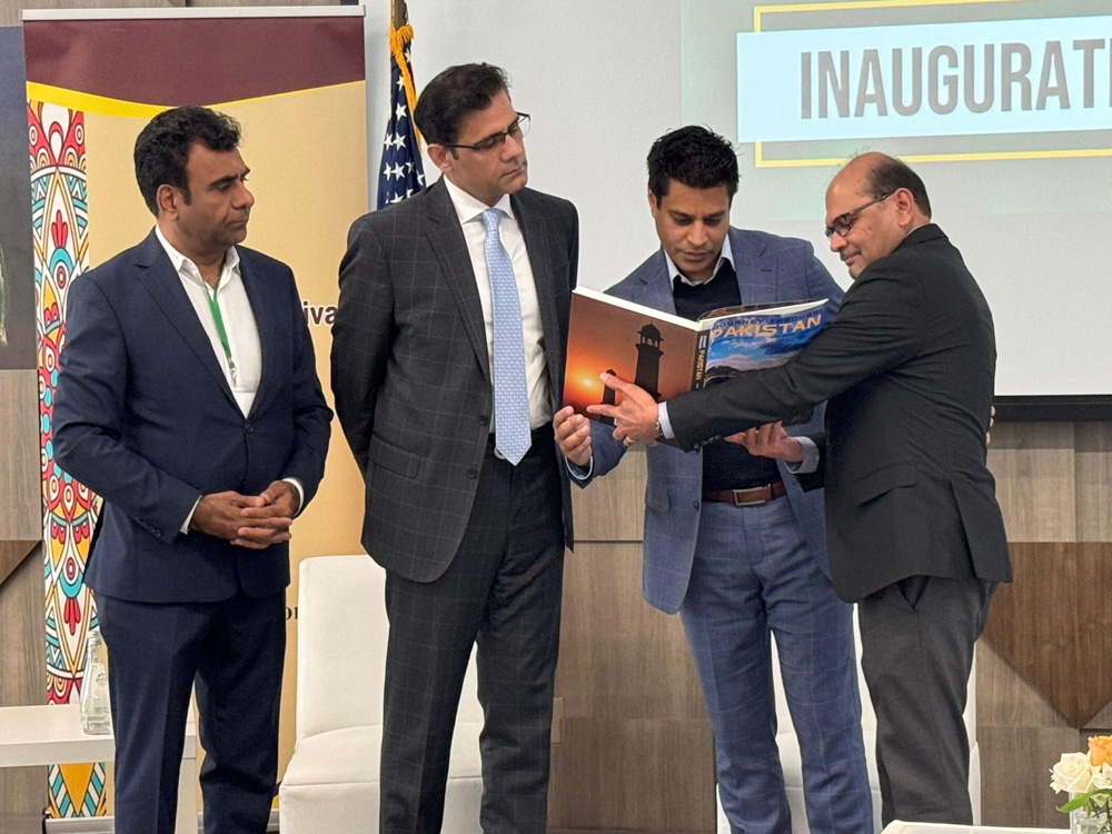 ہیوسٹن: انٹرنیشنل اکیڈمی آف لیٹرز یو ایس اے کے زیر اہتمام دو روزہ پاکستان لٹریچر فیسٹیول کا انعقاد کیا گیا ،اسماعیلی جماعت خانہ میں منعقد ہونے والے فیسٹیول کے پہلے دن گورنینس ان پاکستان مسائل سے حل تک کے عنوان پر فکری مباحثہ کا بھی اہتمام کیا گیا ،مباحثہ میں نامور ماہر مقررین بشمول سابق وفاقی وزیر فواد حسن فواد ، ممتاز پاکستانی امریکی ڈیموکریٹک رہنما طاہر جاوید ، بینک آف پنجاب کے صدر ظفر مسعود اور ماہر اقتصادیات ناصرہ زبیری نے حصہ لیا،نظامت کے فرائض نامور صحافی رضا رومی نے انجام دیئے دو روزہ فیسٹیول میں میوزک اور آرٹ کے پروگراموں سمیت مشاعرے کا بھی اہتمام کیا گیا تھا