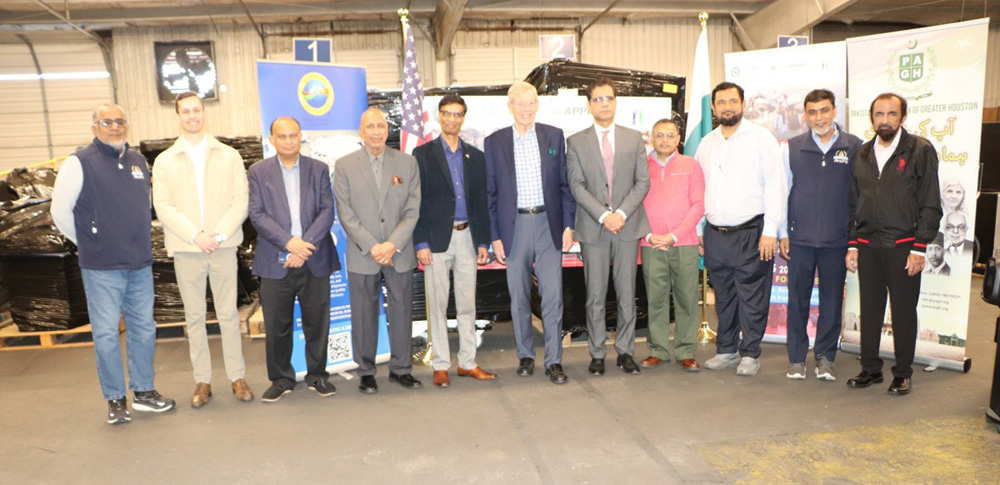 پاکستان سیلاب ریلیف و بحالی کی کوششوں کے تحت 3طبی امدادی کنٹینر روانہ،کنٹینرز کی مجموعی مالیت 6لاکھ امریکی ڈالر سے زائد ہے جو پاکستان کے سیلاب سےمتاثرہ علاقوں میں واقع ہسپتالوں اور طبی مراکز کیلئے روانہ کئے گئے ،پاکستان کے قونصل جنرل برائے ہیوسٹن محمد آفتاب چوہدری کی بھی تقریب میں شرکت کی ،نظامت محمد سعید شیخ، کوآرڈینیٹر پاکستان سیلاب ریلیف و بحالی مہم نے انجام دی،کنٹینرز طبی سہولیات اور ہسپتالوں کی استعداد بڑھانے میں نمایاں کردار ادا کرینگے۔میڈیکل بریجز ہمیشہ مشکل وقت میں پاکستان کی مدد کیلئے آگےآیا :مسٹر والٹر الرچ (تصویری جھلکیاں)