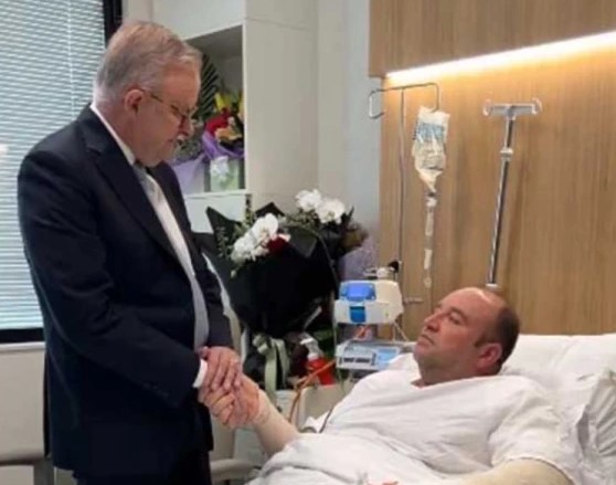 آسٹریلوی وزیراعظم کی سڈنی حملے کے زخمی مسلمان ہیرو کیلئے اسپتال آمد، بہادری پر خراج تحسین پیش کیا