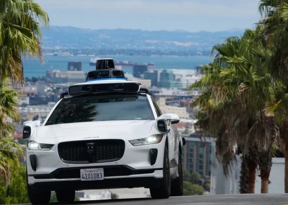 امریکا میں بغیر ڈرائیور چلنے والی ٹیکسی میں بچے کی پیدائش