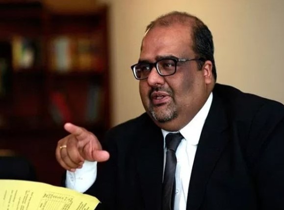 برطانیہ, نامعلوم افراد کا شہزاد اکبر پر حملہ، ناک اور جبڑے کی ہڈی ٹوٹ گئی