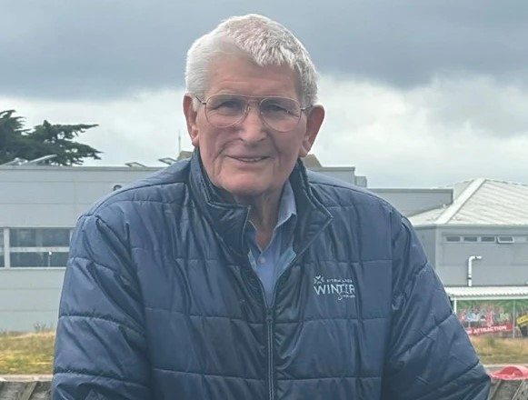 برطانیہ, ہوا سے منہ میں جانیوالا پتہ تھوکنا شہری کو مہنگا پڑ گیا