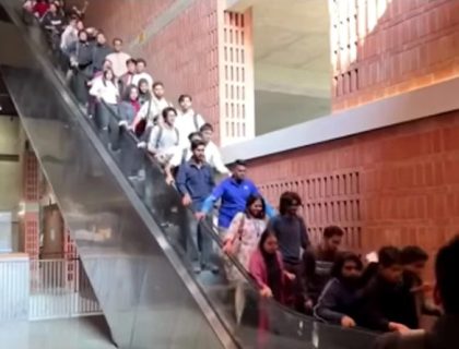 تیز رفتار ایسکلیٹر پر رولر کوسٹر کے مزے، طلبا کے ہوش اڑ گئے