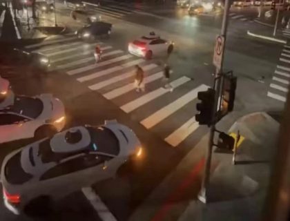 سان فرانسسکو, بجلی کی بندش، ٹریفک سگنلز کی عدم دستیابی نے ڈرائیور-لیس ٹیکسیوں کو الجھا دیا