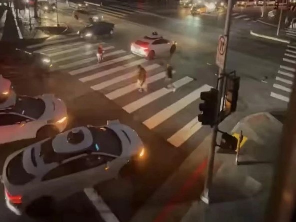 سان فرانسسکو, بجلی کی بندش، ٹریفک سگنلز کی عدم دستیابی نے ڈرائیور-لیس ٹیکسیوں کو الجھا دیا