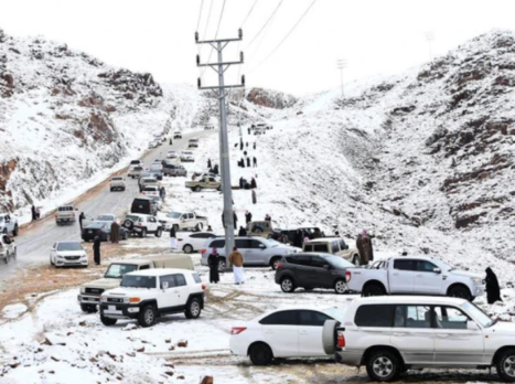 سعودی عرب میں دہائیوں بعد برفباری