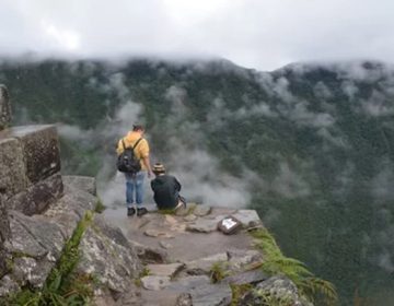 سیلفی لیتے ہوئے 130 فٹ اونچی چٹان سے گرنے والا سیاح معجزاتی طور پر محفوظ