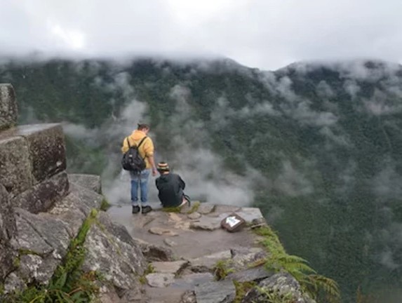 سیلفی لیتے ہوئے 130 فٹ اونچی چٹان سے گرنے والا سیاح معجزاتی طور پر محفوظ