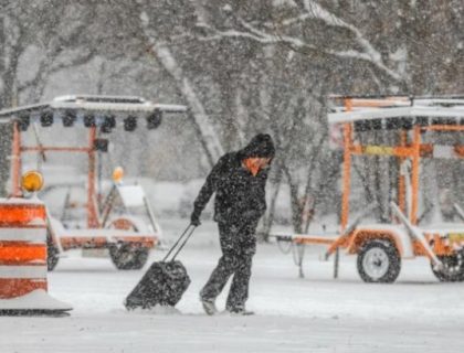 شکاگو میں شدید برفباری سے نظام زندگی مفلوج، ہزاروں پروازیں منسوخ
