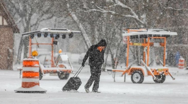 شکاگو میں شدید برفباری سے نظام زندگی مفلوج، ہزاروں پروازیں منسوخ