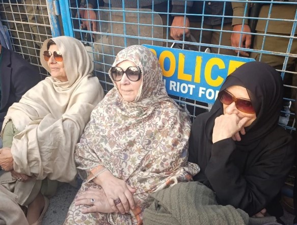 عمران خان سے ملاقات نہ کرانے پر بانی پی ٹی آئی کی بہنوں نے اڈیالہ جیل کے باہر دھرنا دے دیا