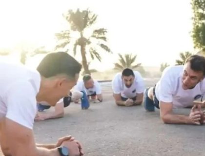 فرانسیسی صدر میکرون کی اپنے فوجیوں کے ساتھ فٹنس ورزشیں، ویڈیو وائرل