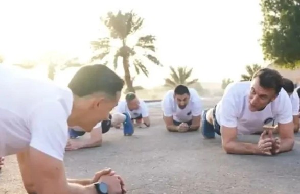 فرانسیسی صدر میکرون کی اپنے فوجیوں کے ساتھ فٹنس ورزشیں، ویڈیو وائرل