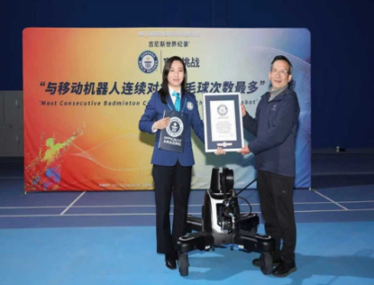چین میں روبوٹ نے بیڈمنٹن کھیل کر گینیز ورلڈ ریکارڈ قائم کردیا