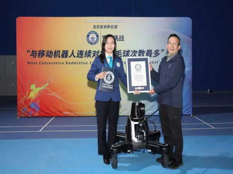 چین میں روبوٹ نے بیڈمنٹن کھیل کر گینیز ورلڈ ریکارڈ قائم کردیا