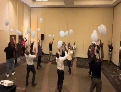 12 افراد کا ایک منٹ تک غبارے ہوا میں اڑانے کا ریکارڈ