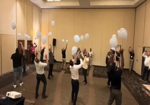 12 افراد کا ایک منٹ تک غبارے ہوا میں اڑانے کا ریکارڈ