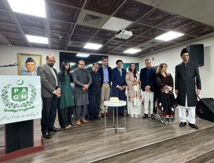 پاکستان ایسوسی ایشن آف گریٹر ہیوسٹن(PAGH) کے زیر اہتمام قائداعظم کےیومِ پیدائش پرتقریب ۔کمیونٹی رہنمائوں کی بھرپورشرکت،ہیوسٹن میں محمد علی جناح کا یومِ پیدائش شایانِ شان انداز میں منایا گیا،قائداعظم کے افکار آج بھی مشعلِ راہ ہیں: یومِ پیدائش کی تقریب سے مقررین کا خطاب۔ممتاز محقق حسنین وال جی ، قونصل جنرل ہیوسٹن آفتاب چودھری اور معروف ادبی شخصیت ڈاکٹر آصف قدیر نے قائد اعظم کے افکار ، جدوجہد اور رہنما اصولوں کی اہمیت پر روشنی ڈالی ۔پاکستان ایسوسی ایشن کے صدر سراج نارسی نے تقریب میں شرکاء کے ہمراہ قائد کی سالگرہ کا کیک بھی کاٹا،ہم قائدکے اصولوں پرصرف بات کرتے ہیں عمل نہیں:سراج نارسی(تقریب کی تصویری جھلکیاں)