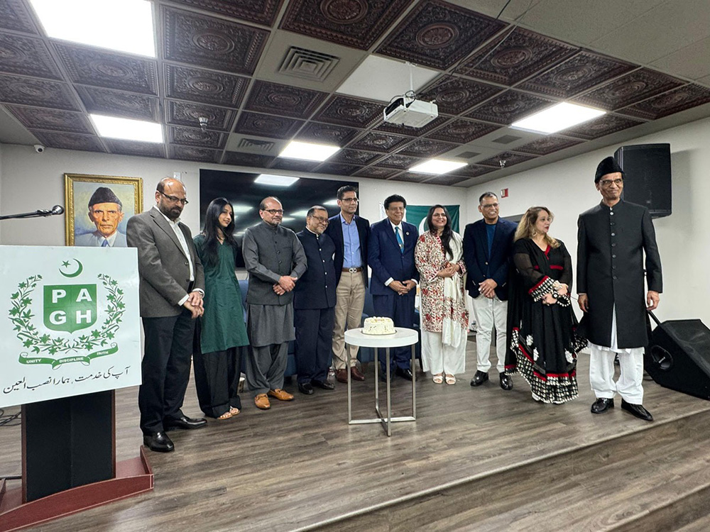 پاکستان ایسوسی ایشن آف گریٹر ہیوسٹن(PAGH) کے زیر اہتمام قائداعظم کےیومِ پیدائش پرتقریب ۔کمیونٹی رہنمائوں کی بھرپورشرکت،ہیوسٹن میں محمد علی جناح کا یومِ پیدائش شایانِ شان انداز میں منایا گیا،قائداعظم کے افکار آج بھی مشعلِ راہ ہیں: یومِ پیدائش کی تقریب سے مقررین کا خطاب۔ممتاز محقق حسنین وال جی ، قونصل جنرل ہیوسٹن آفتاب چودھری اور معروف ادبی شخصیت ڈاکٹر آصف قدیر نے قائد اعظم کے افکار ، جدوجہد اور رہنما اصولوں کی اہمیت پر روشنی ڈالی ۔پاکستان ایسوسی ایشن کے صدر سراج نارسی نے تقریب میں شرکاء کے ہمراہ قائد کی سالگرہ کا کیک بھی کاٹا،ہم قائدکے اصولوں پرصرف بات کرتے ہیں عمل نہیں:سراج نارسی(تقریب کی تصویری جھلکیاں)