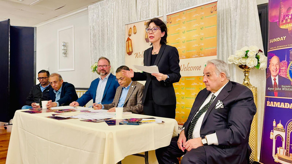 سالانہ ہیوسٹن مئیر افطار ڈنر یکم مارچ کو با یو سٹی ایونٹ سینٹرمیں ہوگا،25 سو سے زائد افراد کی میزبانی کرنے والے امریکہ کے سب سے بڑے ھیوسٹن افطار ڈنر کی تیاریاں شروع کردی گئیں،مئیر آفس اور سسٹر سٹی ایسوسی ایشنز سمیت درجنوں تنظیموں کے اشتراک سے منعقد ہونے والے سالانہ افطار ڈنر کی تیاریوں کا جائزہ لینے کیلے انتظامی کمیٹی کا اجلاس منعقد ہوا،ھیوسٹن افطار ڈنر کی انتظامی کمیٹی کے کوآرڈینیٹر سعید شیخ کی صدرات میں منعقدہ اجلاس میں مئیر ھیوسٹن کی نمائندہ جی جی لی اور سسٹر سٹیز ایسوسی ایشنز کے صدر جیمز نے بھی شرکت کی