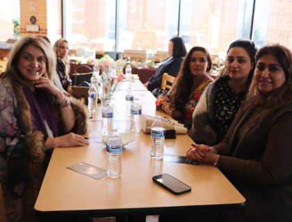 فورٹ بینڈ ڈسٹرکٹ 22کی امیدوار پرل کے اعزاز میں ڈاکٹر مبشر چوہدری کا لنچن کا اہتمام ،تیس سال سے اس شعبہ سے وابستہ ہو ں اور کینسر جیسے موذی مرض سے لڑ چکی ہوں اس لئے مجھ سے زیادہ ہیلتھ کیئر بارے میں کوئی اور نہیں جان سکتا،پرل،PEARL VUORINENشوگر لینڈ فورٹ بینڈ کائونٹی سے کانگریس ڈسٹرکٹ 22سے امیدوار ہیں ان کے اعزاز میں بزنس مین ڈاکٹر مبشر چوہدری نے مقامی ریسٹورنٹ میں ایک لنچن کا اہتمام کیا جس میں شہر کی چیدہ چیدہ شخصیات نے شرکت کی اس موقع پر پر ل نے اپنے خیالات کا اظہار کرتے ہوئے کہا کہ ہمارے لئے سب سے بڑا مسئلہ ہیلتھ کیئر کا ہے اور ایک مستند نرس رہ چکی ہوں اور تیس سال سے اس شعبہ سے وابستہ ہوں اور کینسر جیسے موذی مرض سے لڑ چکی ہوں اس لئے مجھ سے زیادہ ہیلتھ کیئر کے بارے میں کوئی اور نہیں جان سکتا میر ا مقصدصرف اور صرف کمیونٹی کے ہیلتھ کیئر کے مسائل حل کرنا ہے مجھے امید ہے کہ میری کمیونٹی مجھے ووٹ دے کر کامیاب کروائے گی ،اس موقع پر ڈاکٹر مبشر چوہدری کی بہن نے 2ہزار ڈالر کا عطیہ بھی دیا ،نظامت کے فرائض شہلا معروف نے خوبصورتی سے ادا کئے ،ڈاکٹر مبشر چوہدری نے تمام شرکاء کا شکر ادا کیا ڈی ڈی کے عمدہ کھانوں سے لوگوں کی خاطر مدارات کی گئی ،پاکستان کی سیاسی شخصیت فوزیہ قصوری اور سابق ایم این اے رشید گوڈیل نے بھی شرکت کی (تصویری جھلکیاں)