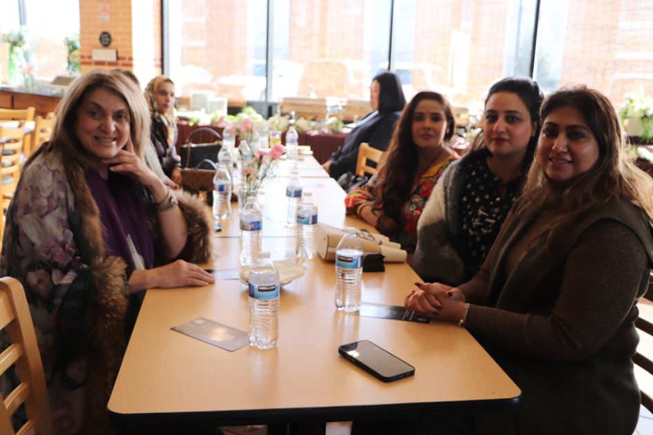 فورٹ بینڈ ڈسٹرکٹ 22کی امیدوار پرل کے اعزاز میں ڈاکٹر مبشر چوہدری کا لنچن کا اہتمام ،تیس سال سے اس شعبہ سے وابستہ ہو ں اور کینسر جیسے موذی مرض سے لڑ چکی ہوں اس لئے مجھ سے زیادہ ہیلتھ کیئر بارے میں کوئی اور نہیں جان سکتا،پرل،PEARL VUORINENشوگر لینڈ فورٹ بینڈ کائونٹی سے کانگریس ڈسٹرکٹ 22سے امیدوار ہیں ان کے اعزاز میں بزنس مین ڈاکٹر مبشر چوہدری نے مقامی ریسٹورنٹ میں ایک لنچن کا اہتمام کیا جس میں شہر کی چیدہ چیدہ شخصیات نے شرکت کی اس موقع پر پر ل نے اپنے خیالات کا اظہار کرتے ہوئے کہا کہ ہمارے لئے سب سے بڑا مسئلہ ہیلتھ کیئر کا ہے اور ایک مستند نرس رہ چکی ہوں اور تیس سال سے اس شعبہ سے وابستہ ہوں اور کینسر جیسے موذی مرض سے لڑ چکی ہوں اس لئے مجھ سے زیادہ ہیلتھ کیئر کے بارے میں کوئی اور نہیں جان سکتا میر ا مقصدصرف اور صرف کمیونٹی کے ہیلتھ کیئر کے مسائل حل کرنا ہے مجھے امید ہے کہ میری کمیونٹی مجھے ووٹ دے کر کامیاب کروائے گی ،اس موقع پر ڈاکٹر مبشر چوہدری کی بہن نے 2ہزار ڈالر کا عطیہ بھی دیا ،نظامت کے فرائض شہلا معروف نے خوبصورتی سے ادا کئے ،ڈاکٹر مبشر چوہدری نے تمام شرکاء کا شکر ادا کیا ڈی ڈی کے عمدہ کھانوں سے لوگوں کی خاطر مدارات کی گئی ،پاکستان کی سیاسی شخصیت فوزیہ قصوری اور سابق ایم این اے رشید گوڈیل نے بھی شرکت کی (تصویری جھلکیاں)