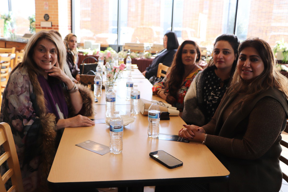 فورٹ بینڈ ڈسٹرکٹ 22کی امیدوار پرل کے اعزاز میں ڈاکٹر مبشر چوہدری کا لنچن کا اہتمام ،تیس سال سے اس شعبہ سے وابستہ ہو ں اور کینسر جیسے موذی مرض سے لڑ چکی ہوں اس لئے مجھ سے زیادہ ہیلتھ کیئر بارے میں کوئی اور نہیں جان سکتا،پرل،PEARL VUORINENشوگر لینڈ فورٹ بینڈ کائونٹی سے کانگریس ڈسٹرکٹ 22سے امیدوار ہیں ان کے اعزاز میں بزنس مین ڈاکٹر مبشر چوہدری نے مقامی ریسٹورنٹ میں ایک لنچن کا اہتمام کیا جس میں شہر کی چیدہ چیدہ شخصیات نے شرکت کی اس موقع پر پر ل نے اپنے خیالات کا اظہار کرتے ہوئے کہا کہ ہمارے لئے سب سے بڑا مسئلہ ہیلتھ کیئر کا ہے اور ایک مستند نرس رہ چکی ہوں اور تیس سال سے اس شعبہ سے وابستہ ہوں اور کینسر جیسے موذی مرض سے لڑ چکی ہوں اس لئے مجھ سے زیادہ ہیلتھ کیئر کے بارے میں کوئی اور نہیں جان سکتا میر ا مقصدصرف اور صرف کمیونٹی کے ہیلتھ کیئر کے مسائل حل کرنا ہے مجھے امید ہے کہ میری کمیونٹی مجھے ووٹ دے کر کامیاب کروائے گی ،اس موقع پر ڈاکٹر مبشر چوہدری کی بہن نے 2ہزار ڈالر کا عطیہ بھی دیا ،نظامت کے فرائض شہلا معروف نے خوبصورتی سے ادا کئے ،ڈاکٹر مبشر چوہدری نے تمام شرکاء کا شکر ادا کیا ڈی ڈی کے عمدہ کھانوں سے لوگوں کی خاطر مدارات کی گئی ،پاکستان کی سیاسی شخصیت فوزیہ قصوری اور سابق ایم این اے رشید گوڈیل نے بھی شرکت کی (تصویری جھلکیاں)