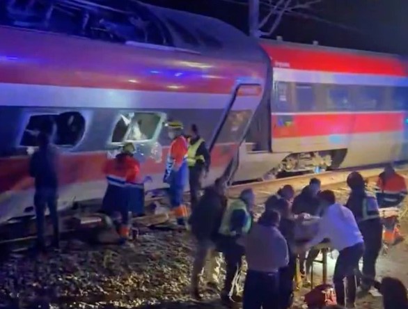 اسپین، دو ٹرینوں کے درمیان خوفناک تصادم، 21 افراد ہلاک، 100 سے زائد زخمی