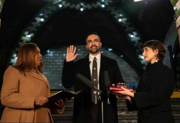 امریکا میں تاریخ رقم، قرآن پر حلف اٹھا کر زہران ممدانی نیویارک کے پہلے مسلم میئر بن گئے