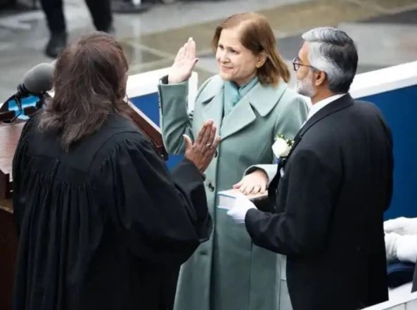 امریکا میں تاریخ رقم، پہلی مسلم خاتون نے قرآن پر ورجینیا کی نائب گورنر کا حلف اٹھا لیا