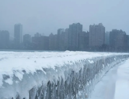 امریکا میں مشیگن جھیل برف سے ڈھک گئی