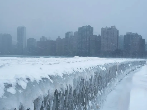 امریکا میں مشیگن جھیل برف سے ڈھک گئی