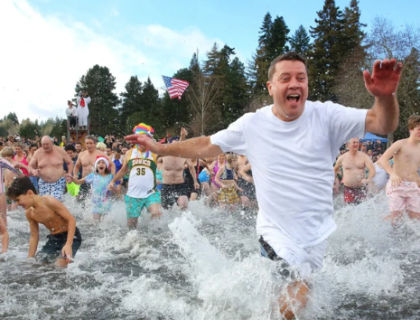 امریکا میں ہزاروں افراد نے ٹھنڈے پانی ڈبکی لگا کر ریکارڈ پر نظریں جما لیں