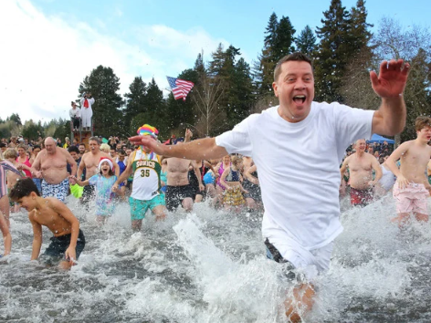 امریکا میں ہزاروں افراد نے ٹھنڈے پانی ڈبکی لگا کر ریکارڈ پر نظریں جما لیں