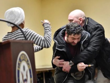 امریکی مسلم رکن کانگریس الہان عمر پر حملہ، خطاب کے دوران بدبودار مائع پھینک دیا گیا