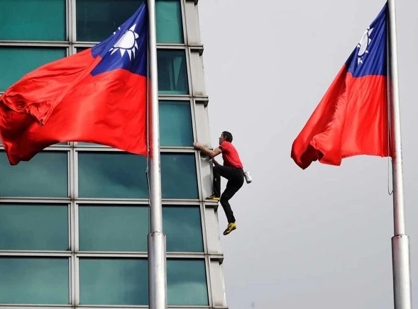 امریکی کوہ پیما نے 101 منزلہ عمارت بغیر حفاظتی آلات سر کرلی