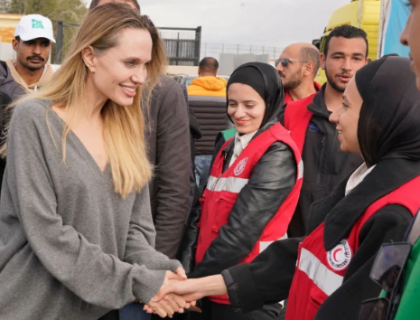 انجلینا جولی کی رفح بارڈر پر امدادی کارکنان سے ملاقات