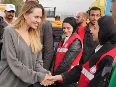 انجلینا جولی کی رفح بارڈر پر امدادی کارکنان سے ملاقات