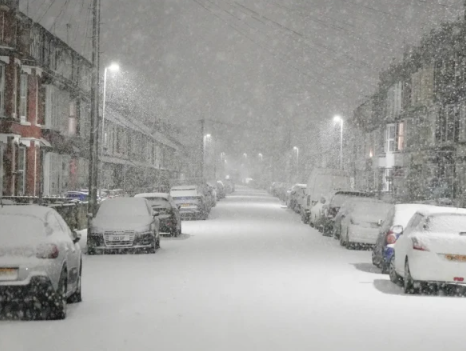 برطانیہ میں دہائی کی شدید ترین برفباری