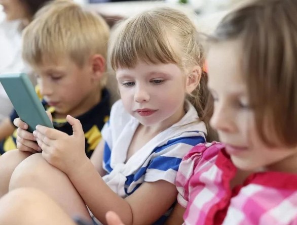 فرانس کا بڑا فیصلہ؛ 15 سال سے کم عمر بچوں کے لیے سوشل میڈیا پر پابندی