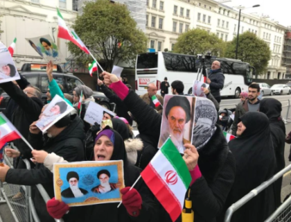 لندن میں ایرانی سفارت خانے کے باہر ہنگامہ