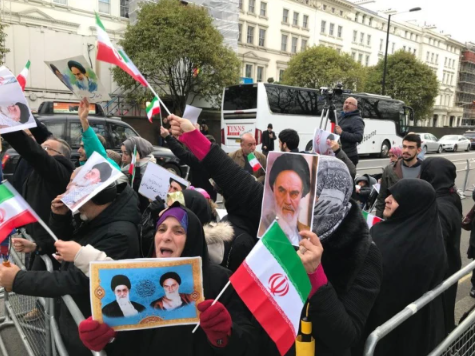 لندن میں ایرانی سفارت خانے کے باہر ہنگامہ