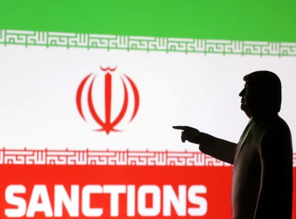 ٹرمپ نے ایران سے تجارت کرنے والے ممالک پر 25 فی صد ٹیرف نافذ کر دیا