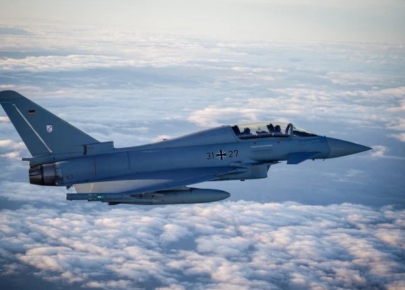 ٹرمپ کا بڑا دفاعی قدم، امریکا کے جنگی طیارے گرین لینڈ پہنچنا شروع