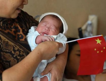 چین کو بڑا آبادیاتی جھٹکا، شرحِ پیدائش تاریخ کی کم ترین سطح پر پہنچ گئی