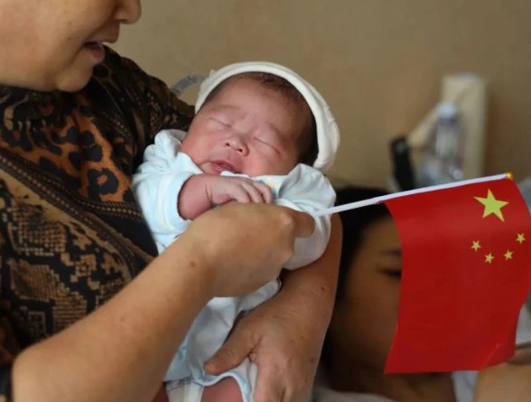 چین کو بڑا آبادیاتی جھٹکا، شرحِ پیدائش تاریخ کی کم ترین سطح پر پہنچ گئی