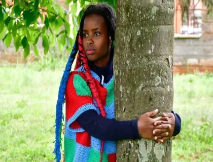 کینیا; 72 گھنٹے تک درخت کو گلے لگانے کا ریکارڈ