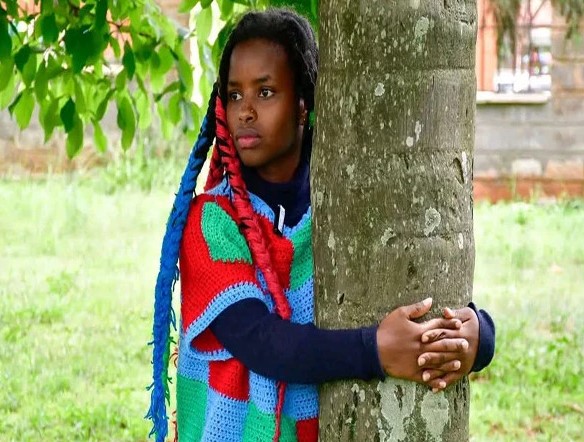 کینیا; 72 گھنٹے تک درخت کو گلے لگانے کا ریکارڈ